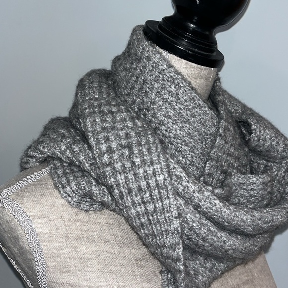 J Crew Gray Infinity Scarf excellent condition Wool Cashmere blend.  Super soft - Picture 4 of 7